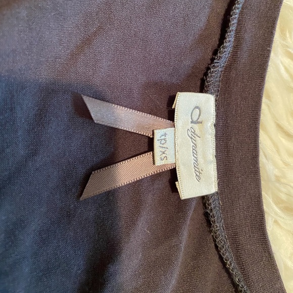 Cute dynamite shirt - Picture 3 of 4